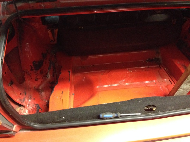 29621587611_c687c66d0f_c Empty car trunk with visible orange metal floor and a screwdriver placed on the edge
