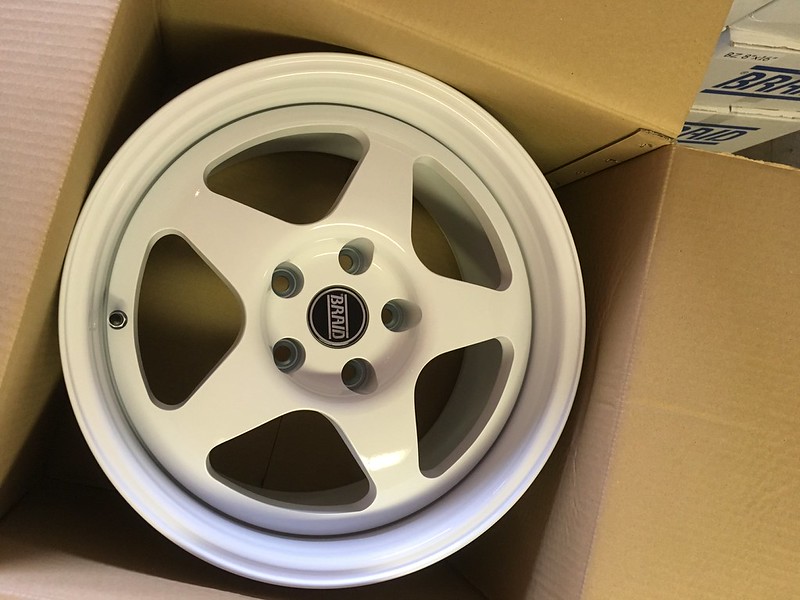White five-spoke Braid Serie 6 wheel inside a cardboard box