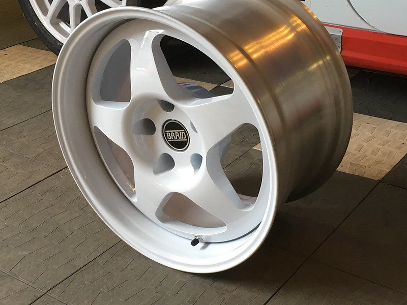 White five-spoke BRAID Serie 6 wheel with BRAID logo on workshop floor